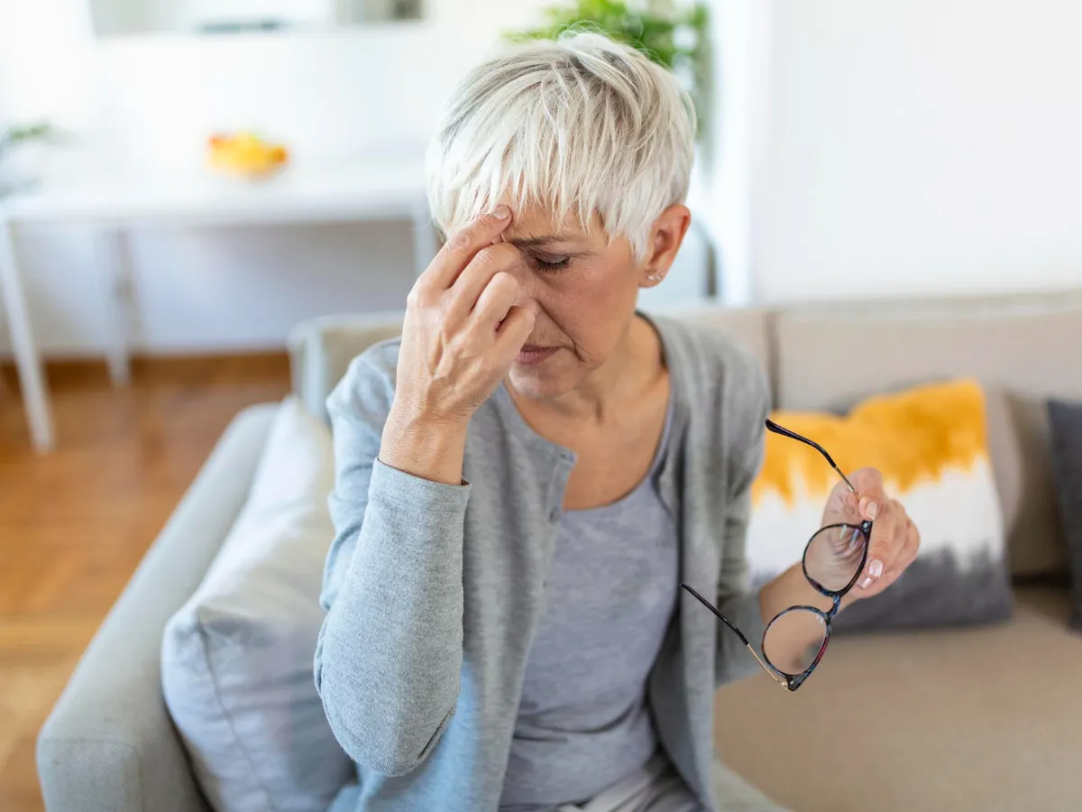 Pensionară are dureri de cap la pensie - Foto: Freepik
