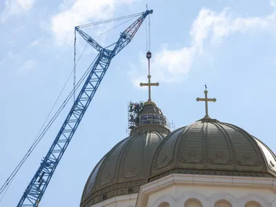 O cruce de 7 tone a fost montată marți pe turla Catedralei Naționale la 130 de metri înălțimeFoto credit: Basilica.ro / Raluca-Emanuela Ene și Mircea Florescu