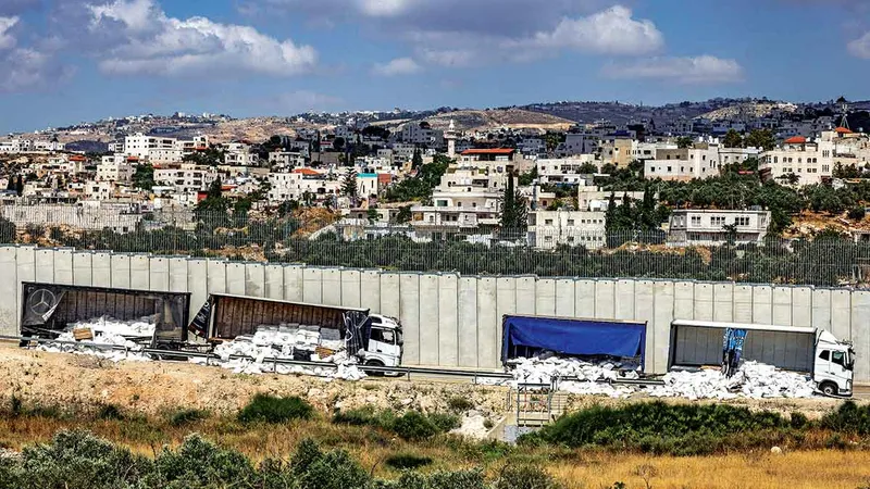 DE NELIVRAT Distribuirea ajutoarelor nelivrate este îngreunată de problemele de pe ambele părți ale frontierei, inclusiv acest vandalism asupra camioanelor de către activiștii israelieni în luna mai.