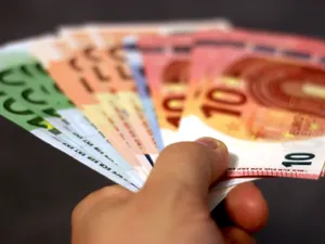 Director în guvern cu 17.000 lei/lună lua taxă o parte din salariul angajatelor - Foto: Pexels/