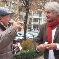 Înainte de a intra în campania pentru prezidențiale, ministrul Teodorovici vrea să-i facă fericiți pe subordonații săi Foto: Facebook
