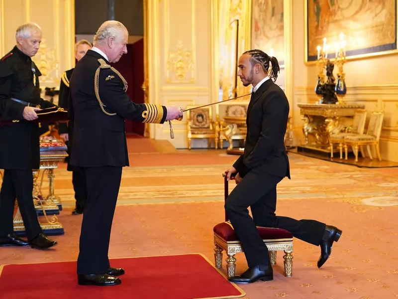 Hamilton, Sir Lewis Hamilton. Septuplul campion de Formula 1 a fost făcut cavaler de Prințul Charles. / Foto: skysports.com