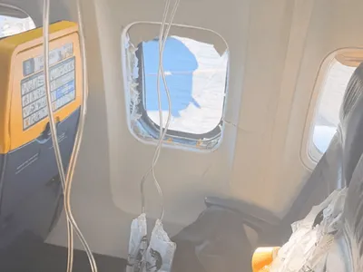 De ce s-a spart geamul avionului Ryanair-Air Malta în timpul zborului și un pasager a fost aproape aspirat afară. Un astfel de incident s-ar putea repeta?