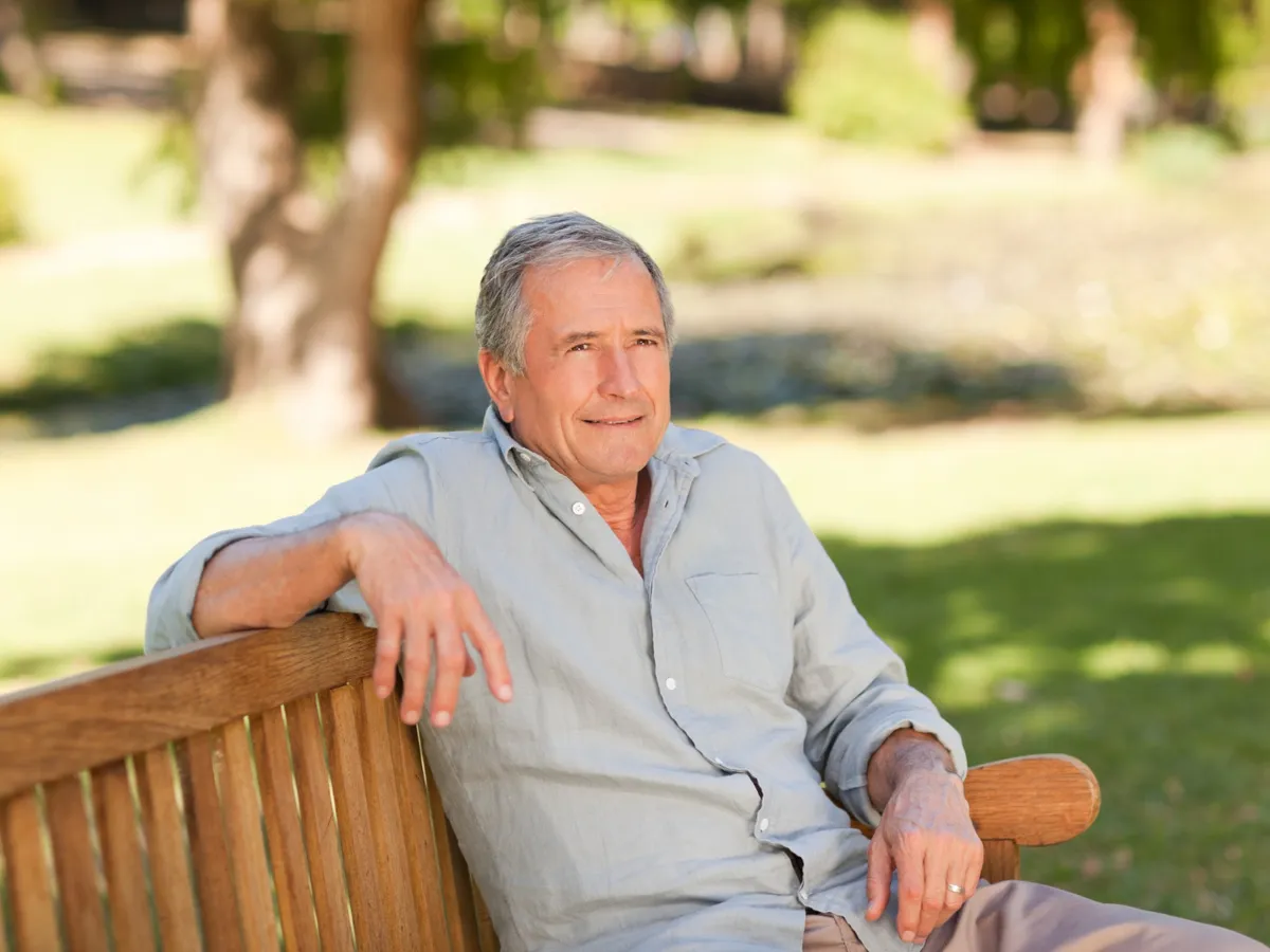 Pensionar la pensie în parc - Foto: Freepik