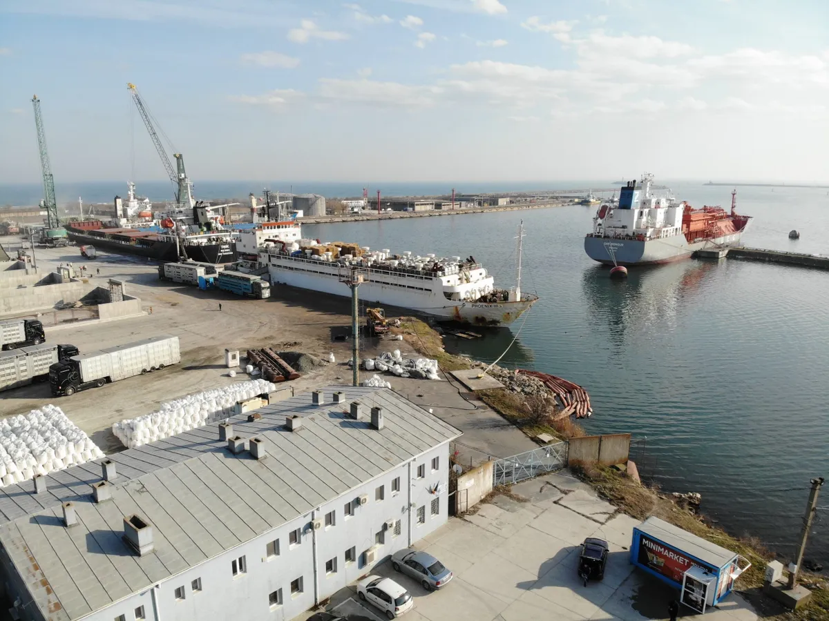 Navă remorcher, scufundată în Portul Midia. O persoană este resusciată, 4 persoane sunt date dispărute