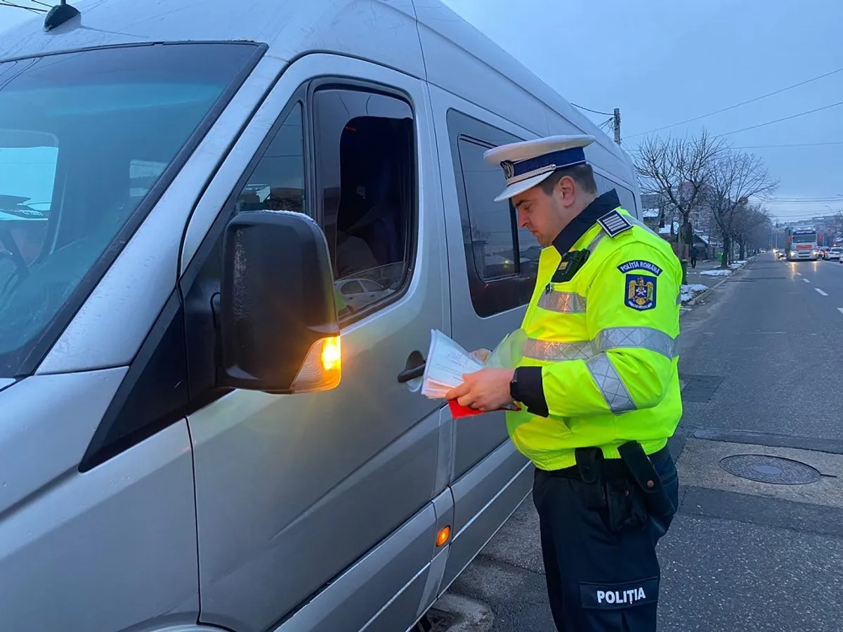 Un polițist verifică actele unui șofer Foto: Facebook/Poliția Română (imagine cu rol ilustrativ)