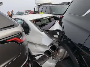 Peste 40 de autovehicule, implicate în accidente consecutive pe un pod. Ce au făcut șoferii - Foto: captură video