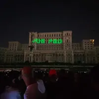 Mesajul „Jos PSD” s-a văzut pe clădirea Parlamentului printre alte spectacole cu laser. Foto Facebook Cristian Dide