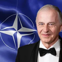 Mircea Geoană, decorat cu Ordinul NATO „Serviciul Merituos”, cea mai înaltă distincţie a Alianţei - Foto: Profimedia images