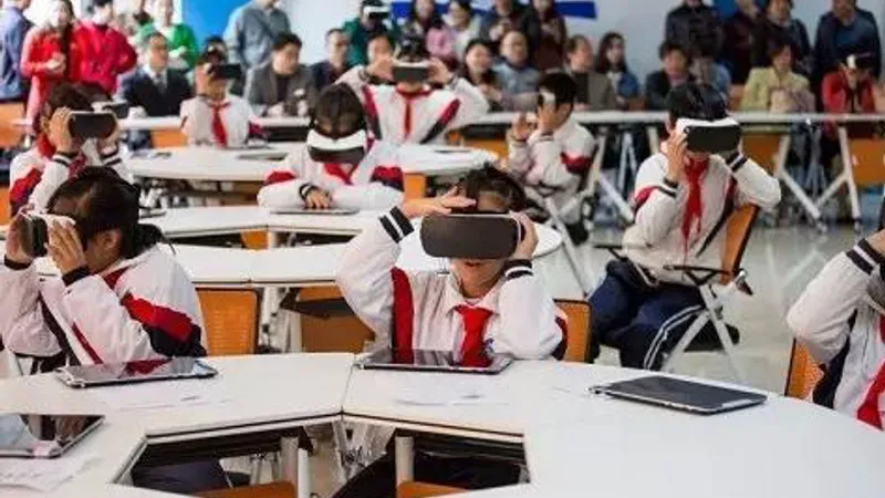 Elevi care folosesc VR într-o școală din Beijing/FOTO: shinecon.com