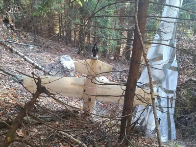 Dronă care are ataşată o paraşută, găsită într-o pădure din judeţul Argeş. Autorităţile fac verificări - Foto: Antena 3 CNN