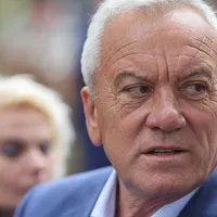 Constantin Toma, primarul Buzăului, în timpul vizitei premeirului Ciolacu în localitate - Foto: INQUAM PHOTOS/George Călin