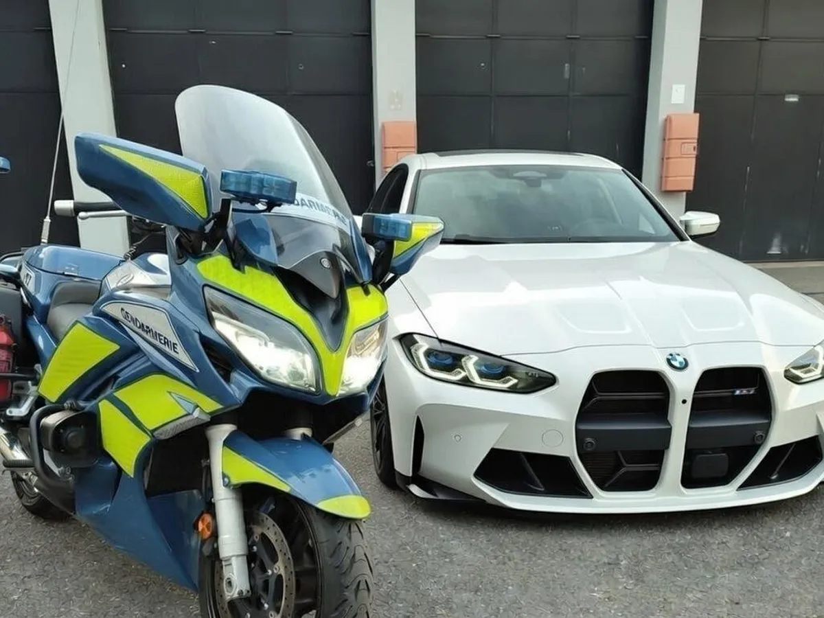Polițiștii francezi au surprins un BMW modificat, de peste 600 de cai putere, rulând cu 267 km/h pe o porțiune de autostradă limitată la o viteză de 110 km/h - Foto: Facebook / CamRoute France