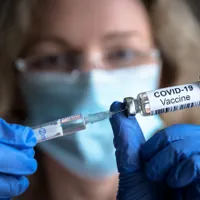 Oficial: cei care au făcut prima doză cu AstraZeneca pot face rapelul cu un vaccin ARN mesager. / Foto: digi24.ro