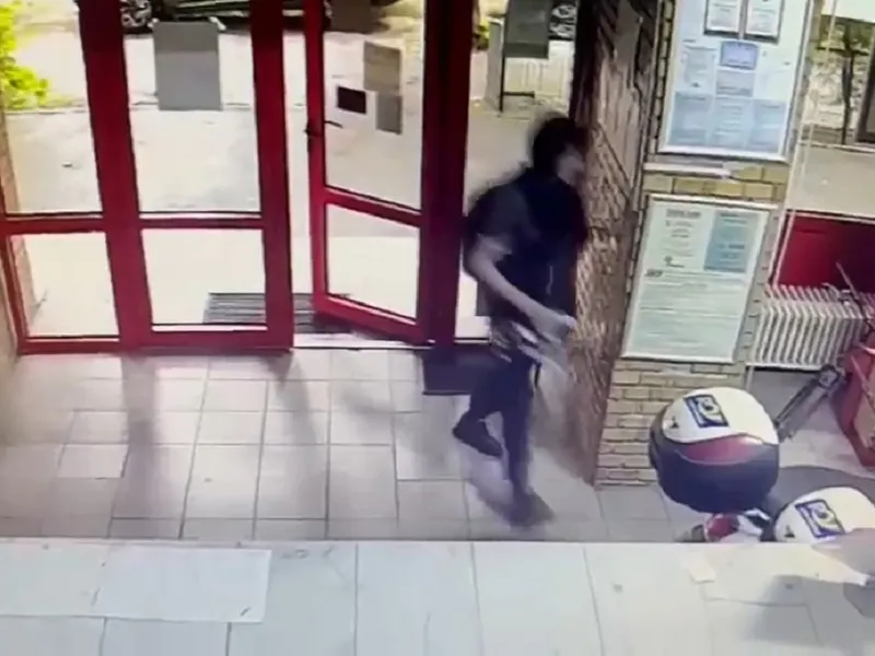 Un bărbat a vrut să fure un seif din Poștă dar s-a mulțumit cu o geantă cu scrisori. A fost reținut - Foto: captură camere supraveghere