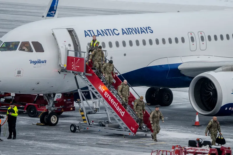 Soldați danezi aterizează pe aeroportul din Nuuk, Groenlanda - Foto: Profimedia Images