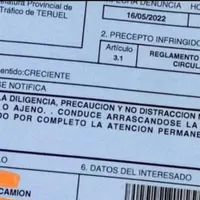 240 € amendă, pentru că s-a scărpinat la volan cu furculița. / Foto: lavanguardia.com