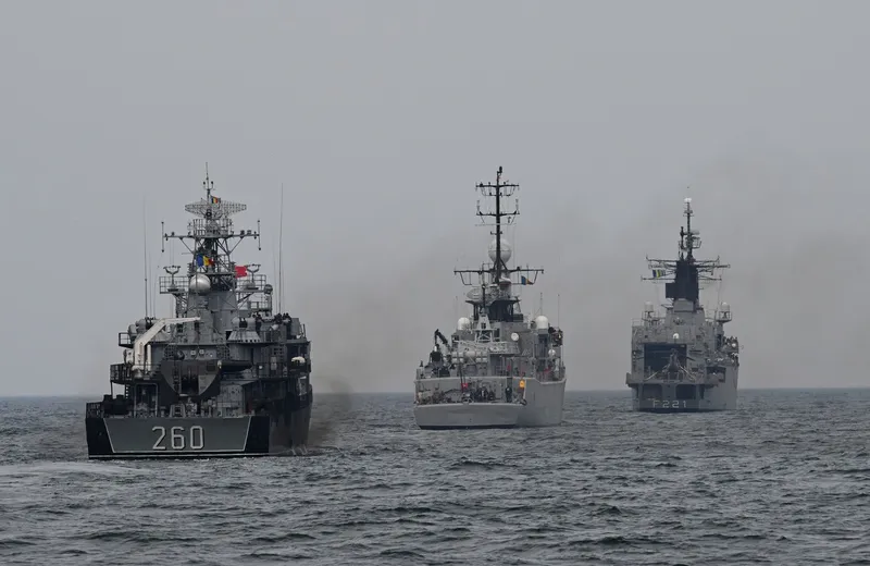 Fregata Marinei Române „Regele Ferdinand” (D), navă de război bulgară (C) și corveta românească „Amiral Bărbuneanu” (S) în marș pe Marea Neagră - Foto: Profimedia Images