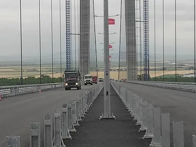 Autoritățile se laudă pe toate canalele că „Golden Gate”-ul din Brăila, podul de 500 de milioane de euro peste Dunăre, este aproape gata și au început testele de rezistență - Foto: Facebook/Directia Regionala de Drumuri si Poduri Buzau