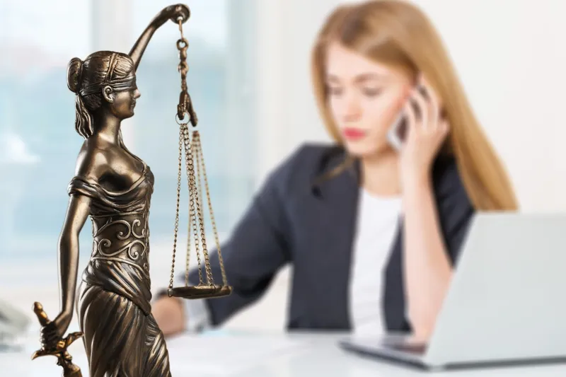 Judecător care urmează să iasă la pensie - Foto: Freepik