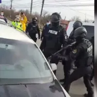 Bărbat scos de mascați din mașina în care se baricadase/FOTO: Digi24