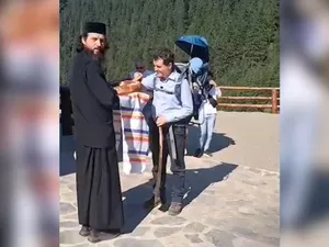 Nicușor Dan în vizită la Mănăstirea Prislop. Cum a fost primit președintele de stareț? - Foto: Captura Ecran