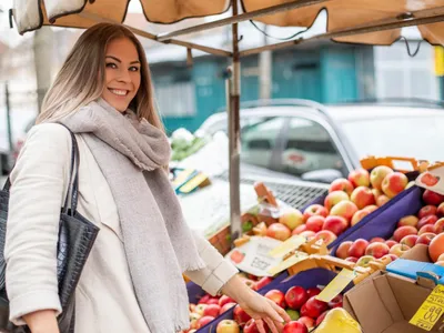 Femeie la piață - Foto: Freepik