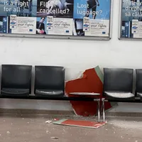 O bucată din tavanul Aeroportului Sibiu a căzut lângă pasageri. Nimeni nu a fost rănit Foto: turnulsfatului.ro
