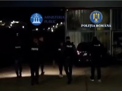 Polițiștii fac percheziții - foto: Poliția - Parchetul General (rol ilustrativ)