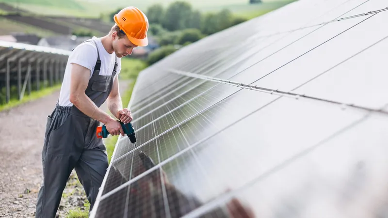 Escrocherie periculoasă cu panouri fotovoltaice. Ce au mai inventat escrocii? Atenție la prețuri - Foto: Freepik (rol ilustrativ)