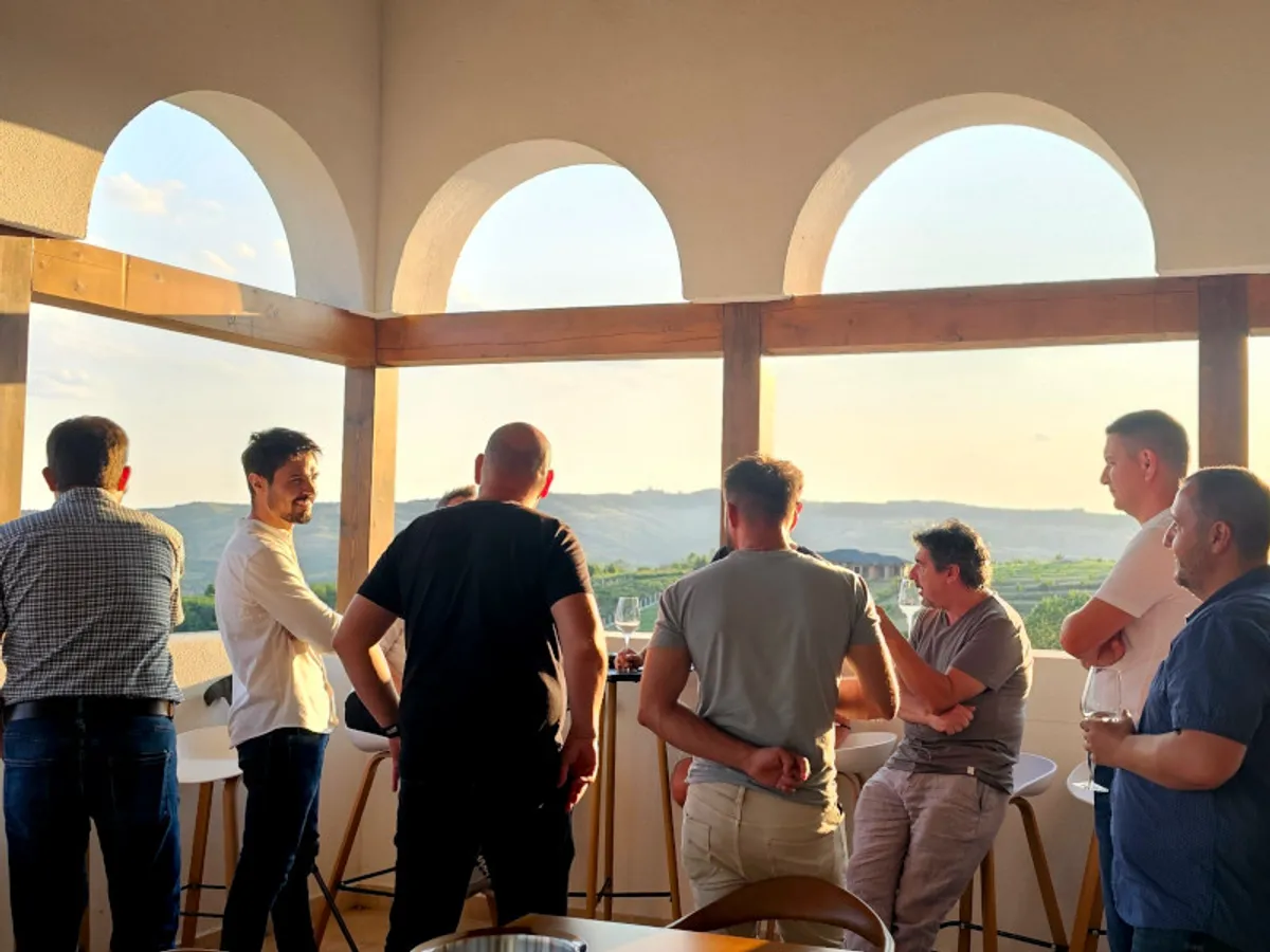 Degustare de vin pe balconul Conacului „1000 de Chipuri”