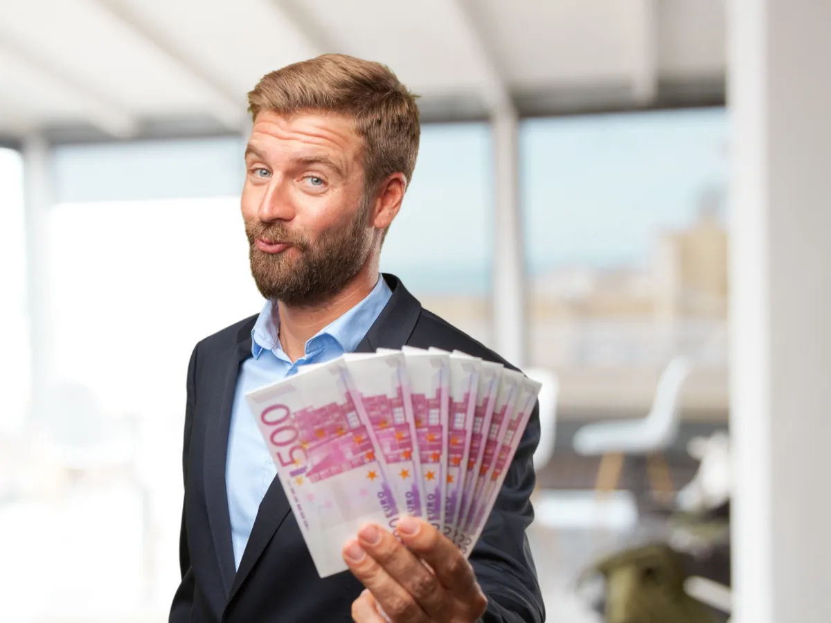Salarii - Freepik.com - Caracter ilustrativ