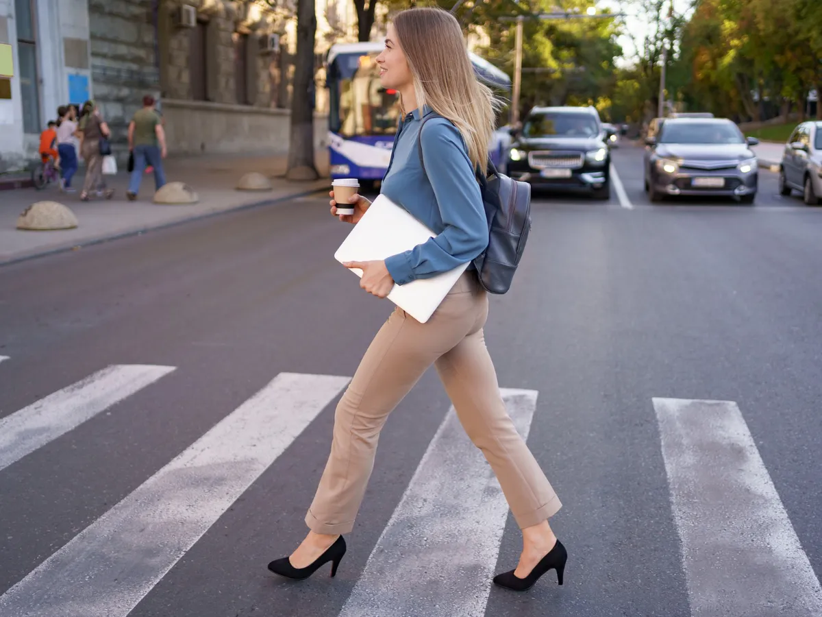 Femeie pe trecerea de pietoni - Foto: Freepik