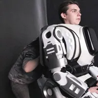 Costumul de robot a costat 3000 de dolari