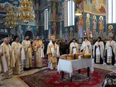 Preoți, măicuțe, enoriași fără mască și distanțare, la parastasul lui IPS Pimen / arhiepiscopiasucevei.ro