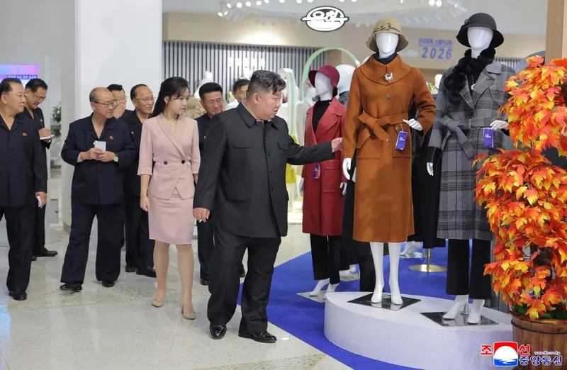 Kim Jong Un și fiica lui, Kim Ju Ae, vizitează o expoziție cu articole de &icirc;mbrăcăminte și &icirc;ncălțăminte, la Phenian - Foto: Profimedia Images