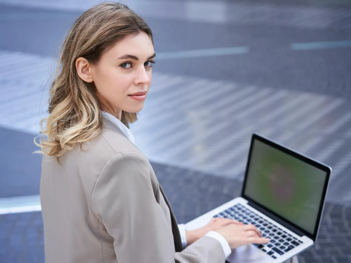 Femeie la computer - Foto: Freepik