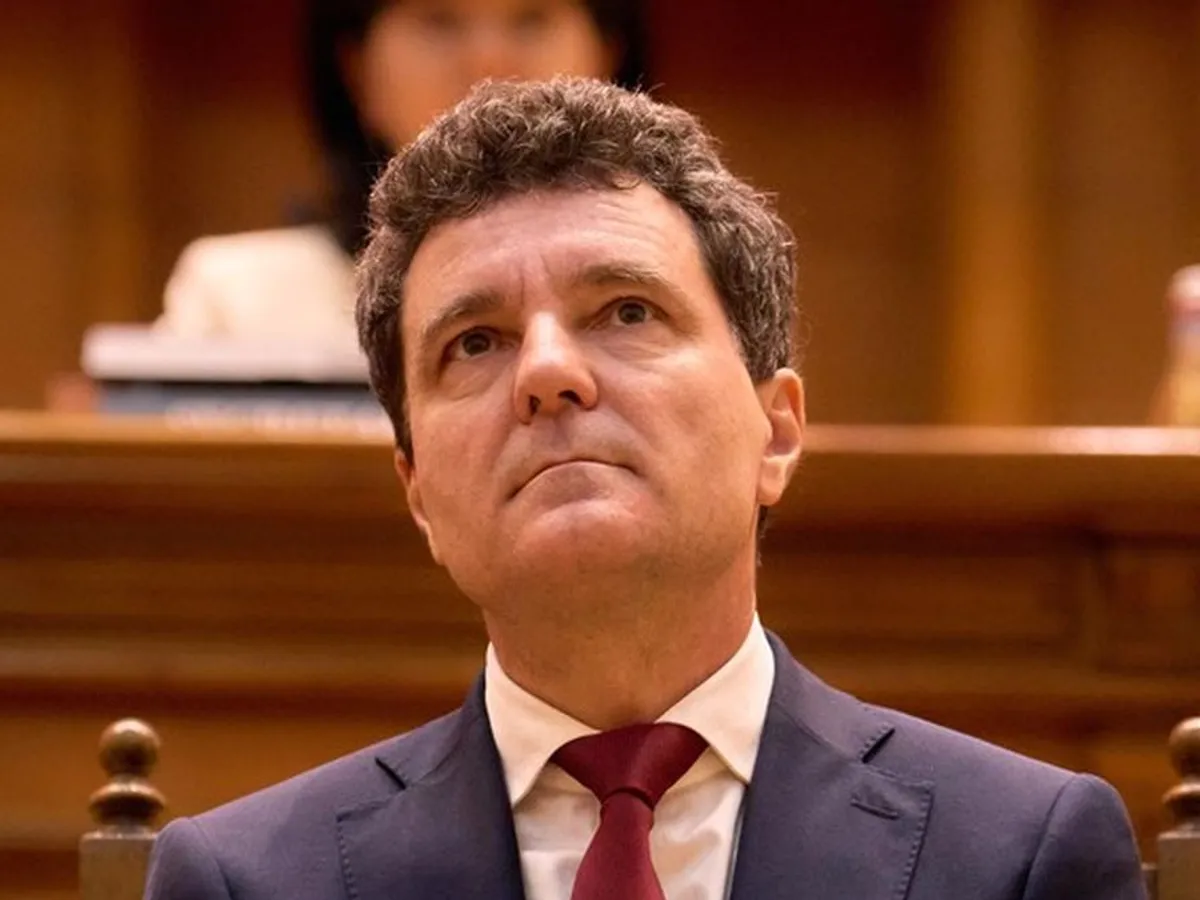 Preşedintele ales Nicuşor Dan, aşteptând, înainte de depunerea Jurământului - Foto: Profimedia Images