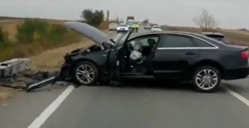 Un cap de pod nu a vrut să sară din fața unui Audi A6. / Foto: Info Trafic 24, Facebook