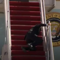 Joe Biden, în genunchi pe scara Air Force One/FOTO: Youtube