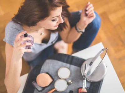 Femeie cu parfum Foto: Pexels (imagine cu rol ilsutrativ)