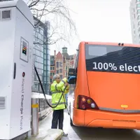 Autobuz electric, la încărcat. / Foto: Profimedia