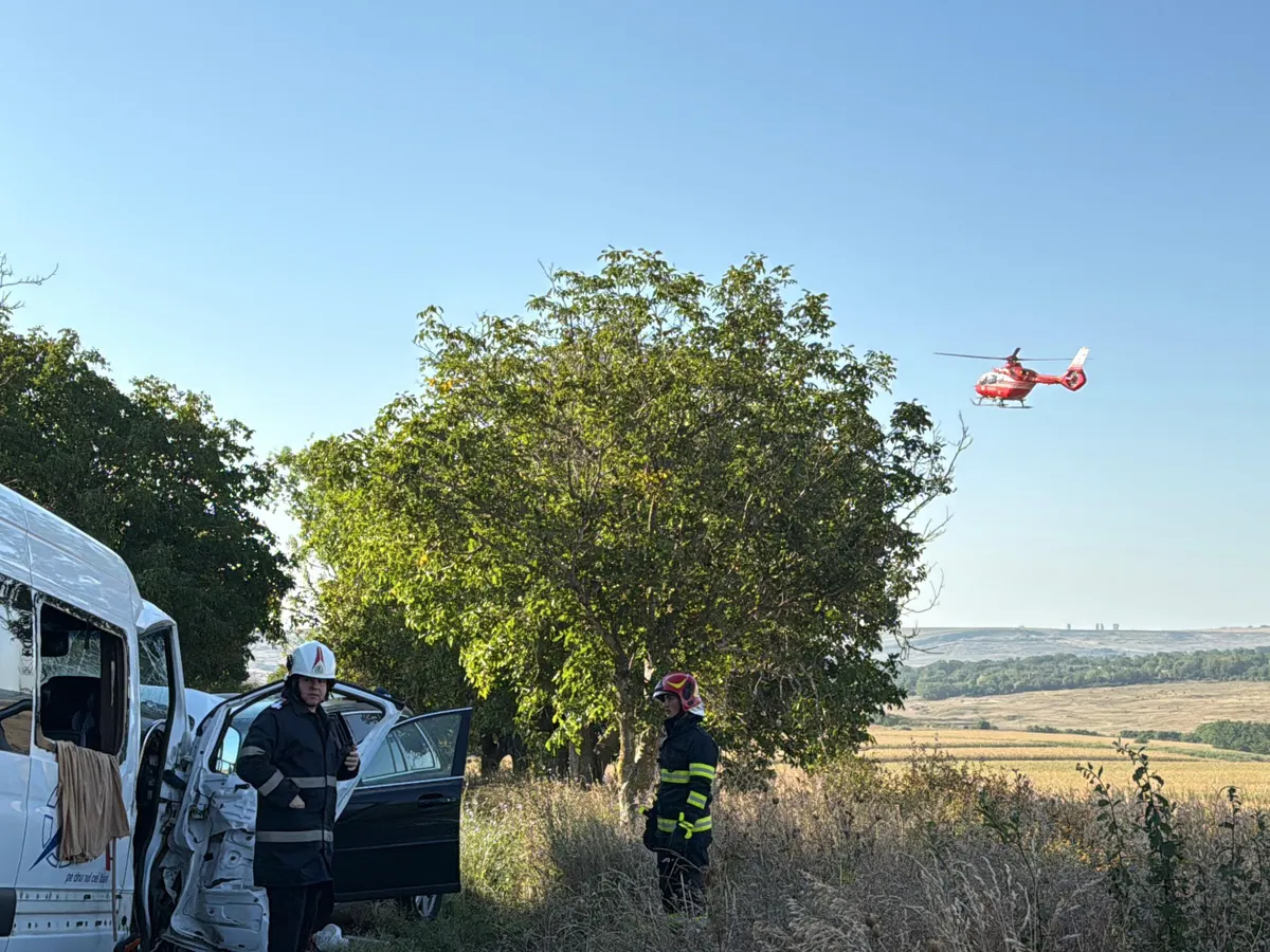 Un elicopter SMURD va transporta răniții grav la spital - Foto: ISU Botoșani