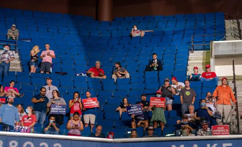 Locurile au rămas goale în sala în care urma să aibă loc evenimentul pro Trump. Foto New York Times