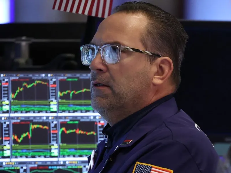 Un trader urmăreşte evoluţia acţiunilor, la clopoţelul de deschidere al Bursei New Yorkeze, Opening Bell - Foto: Profimedia Images