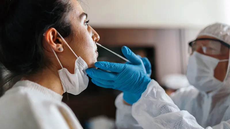 Valul patru de COVID: 4,4 milioane de cazuri la nivel mondial, într-o săptămână. / Foto: healthline.com