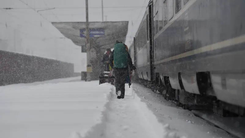 Probleme pentru navetişti. Sunt mari întârzieri la trenuri - Foto: INQUAM PHOTOS / Alex Nicodim