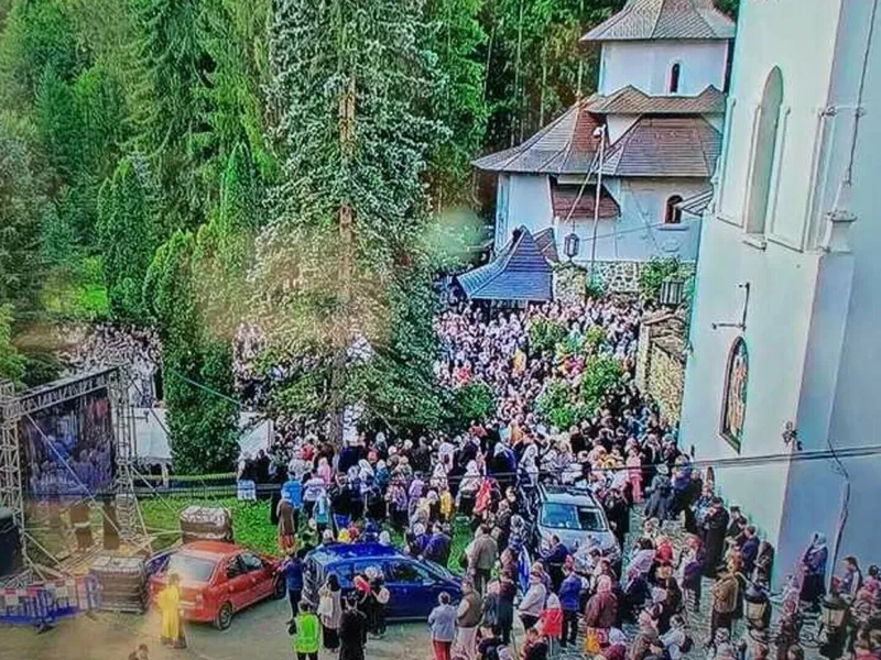 Zeci de pelerini au avut nevoie de îngrijiri medicale la canonizarea Sfinților Paisie și Cleopa - Foto: ISU