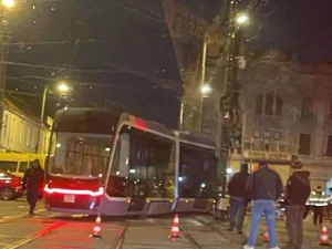 Incident grav, în centrul Timișoarei! Un tramvai turcesc a sărit de pe șine pe trotuar - Foto: opiniatimisoarei.ro