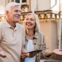 Care pensionari iau bani mai mulți la pensie în noiembrie? În ce zile se virează bani pe card? Foto: Freepik (fotografie cu caracter ilustrativ)